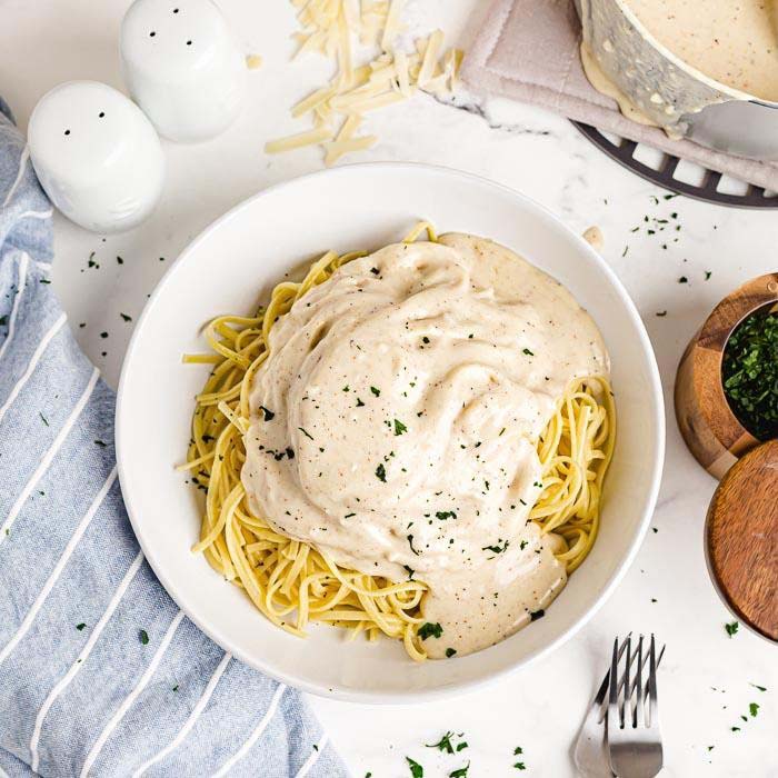 Alfredo sauce can go well with many dishes Alfredo sauce can go well with many dishes